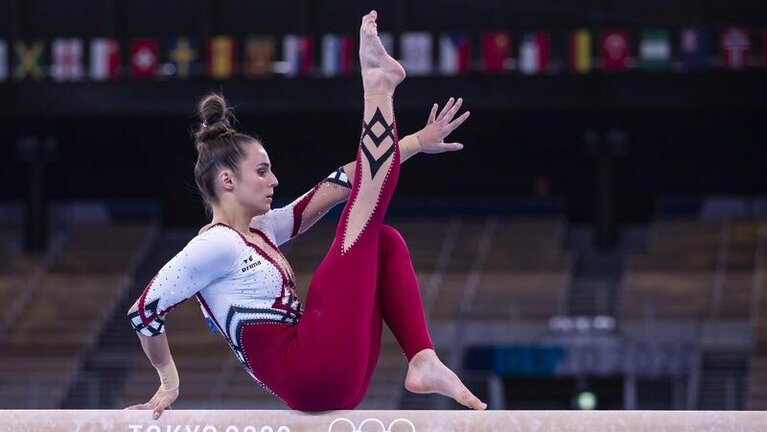 Pauline Schäfer am Schwebebalken.