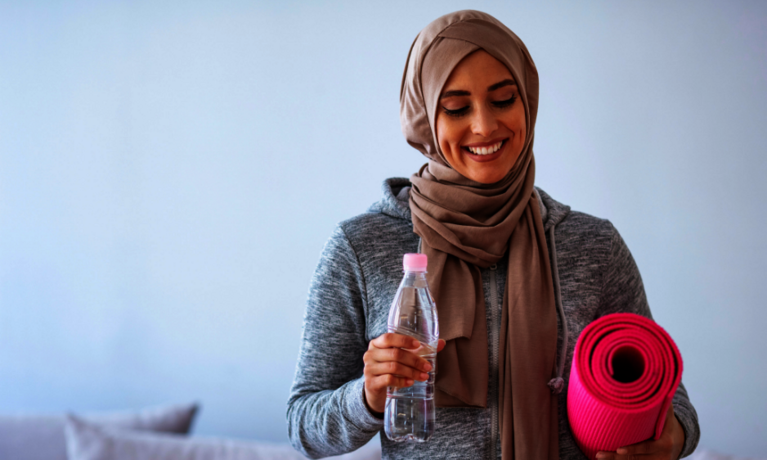 Junge Sportlerin mit Gymnastikmatte.