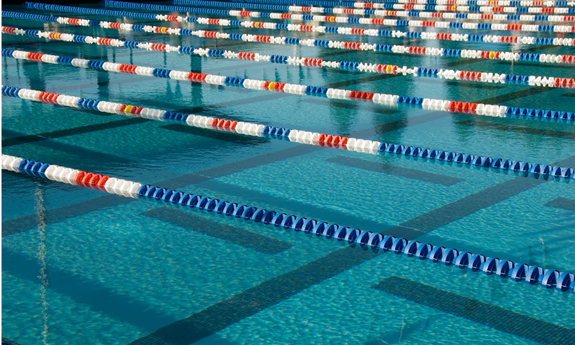 Ansicht eines Schwimmbeckens im Hallenbad mit den Trennleinen