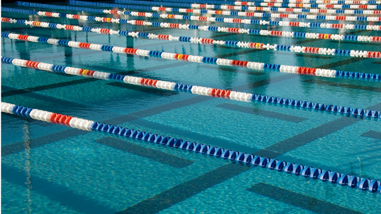 Ansicht eines Schwimmbeckens im Hallenbad mit den Trennleinen