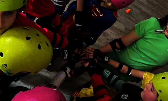 Mehrere Kinder legen ihre Hand aufeinander zur Teamarbeit