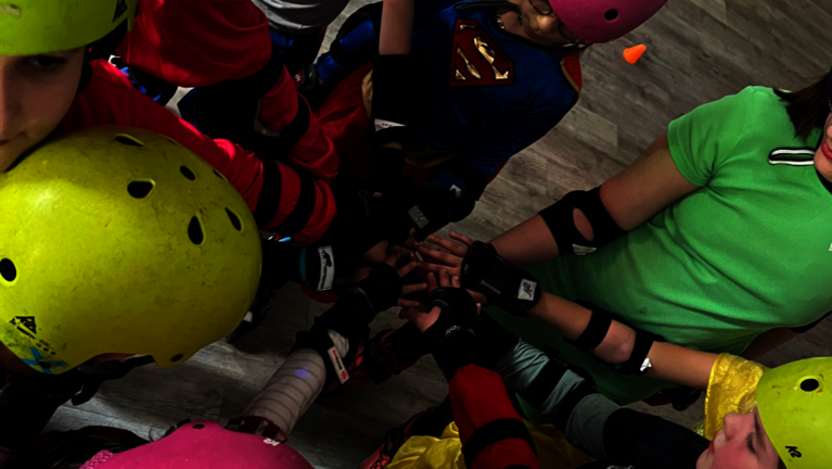 Mehrere Kinder legen ihre Hand aufeinander zur Teamarbeit