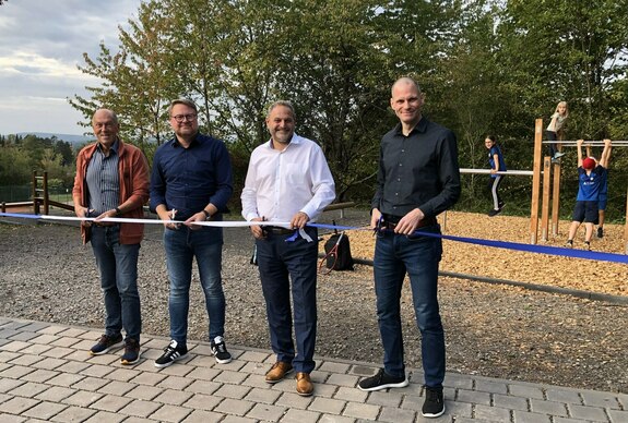 männer halten einen starb