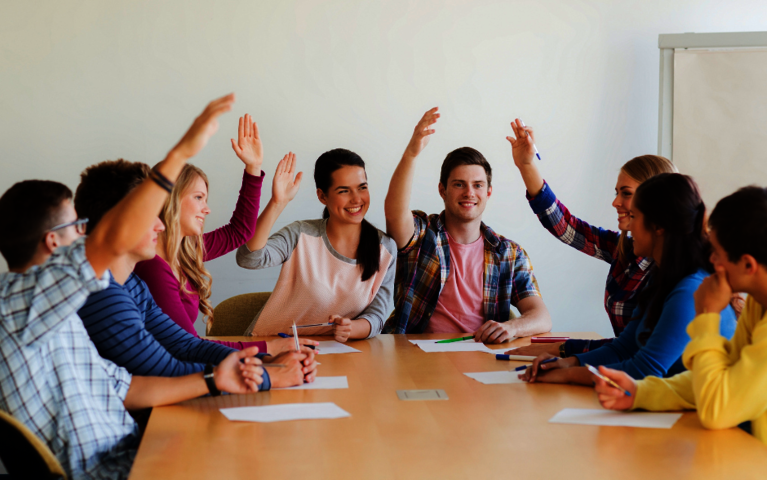 Gruppe Jugendliche , die eine Wahl abhalten