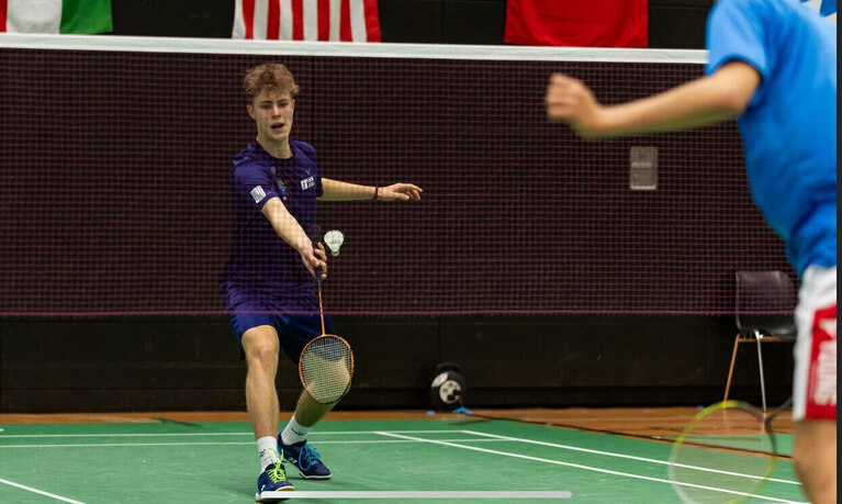 ein badminton tunier wird gespielt