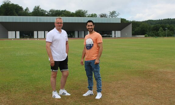 Wessam Salamana (rechts) und sein Trainer Heiko Staack auf dem Sportplatz.