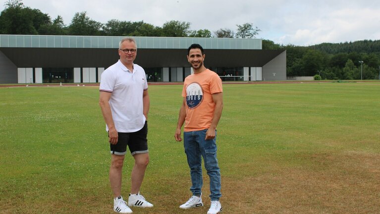 Wessam Salamana (rechts) und sein Trainer Heiko Staack auf dem Sportplatz.