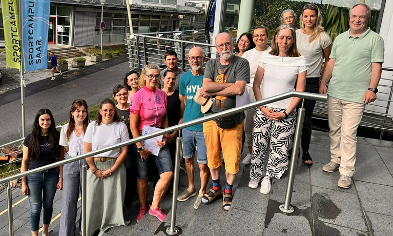 Gruppenfoto auf dem Sportcampus Saar mit Teilnemenden des Piilotprojektes Schutz vor Gewalt.