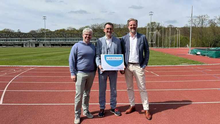 Sportminister Reinhold Jost überreicht des LSVS-Vorständen die Bewilligungsbescheide im Leichtathletikstadion