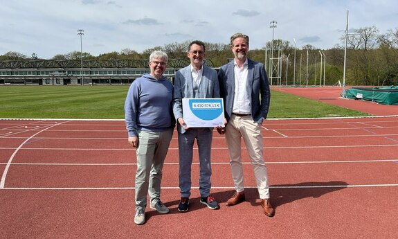 Sportminister Reinhold Jost überreicht des LSVS-Vorständen die Bewilligungsbescheide im Leichtathletikstadion
