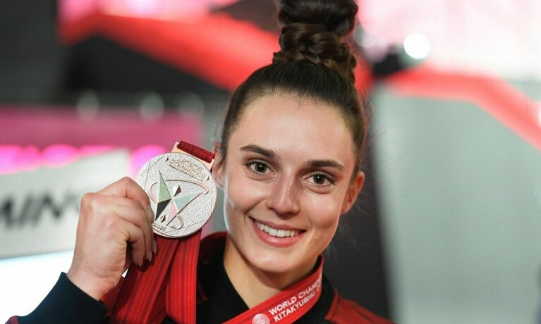 Turnerin mit WM-Medaille.