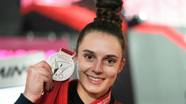 Turnerin mit WM-Medaille.