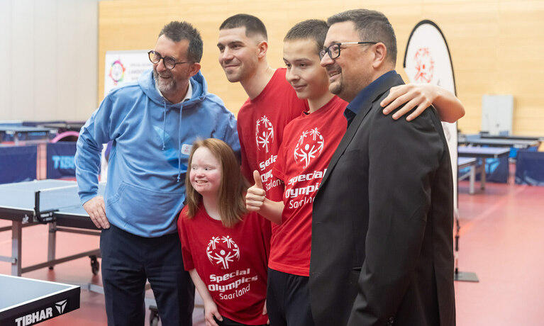 Sportminister Reinhold Jost, Special Olympics Saarland Präsident Alexander Indermark und die Gesichter der Landesspiele 2025