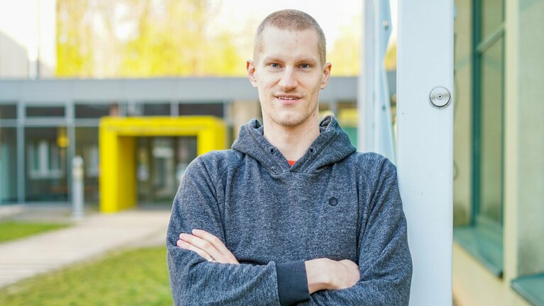 ChristophFildebrandt Sportler in Sporthalle.