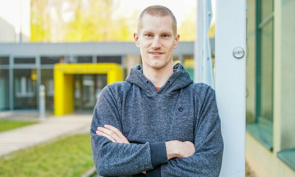 Sportler in Sporthalle.