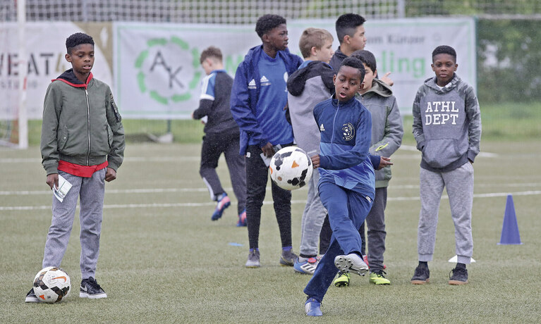 Kinder trainieren Fußball