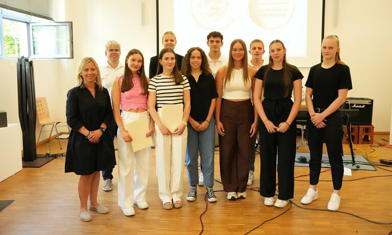 Schülergruppe bei Preisverleihung