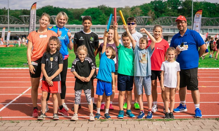 Schüler mit Spotbotschaftern.