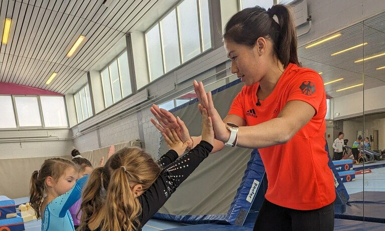 ein mädchen versucht eine frau weg zudrücken