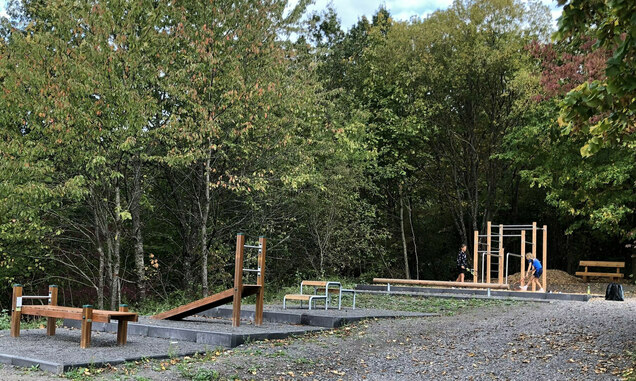 Kinder spielen auf einem großem spielplatz