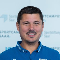 Herrenportrait vor einer weißen Wand