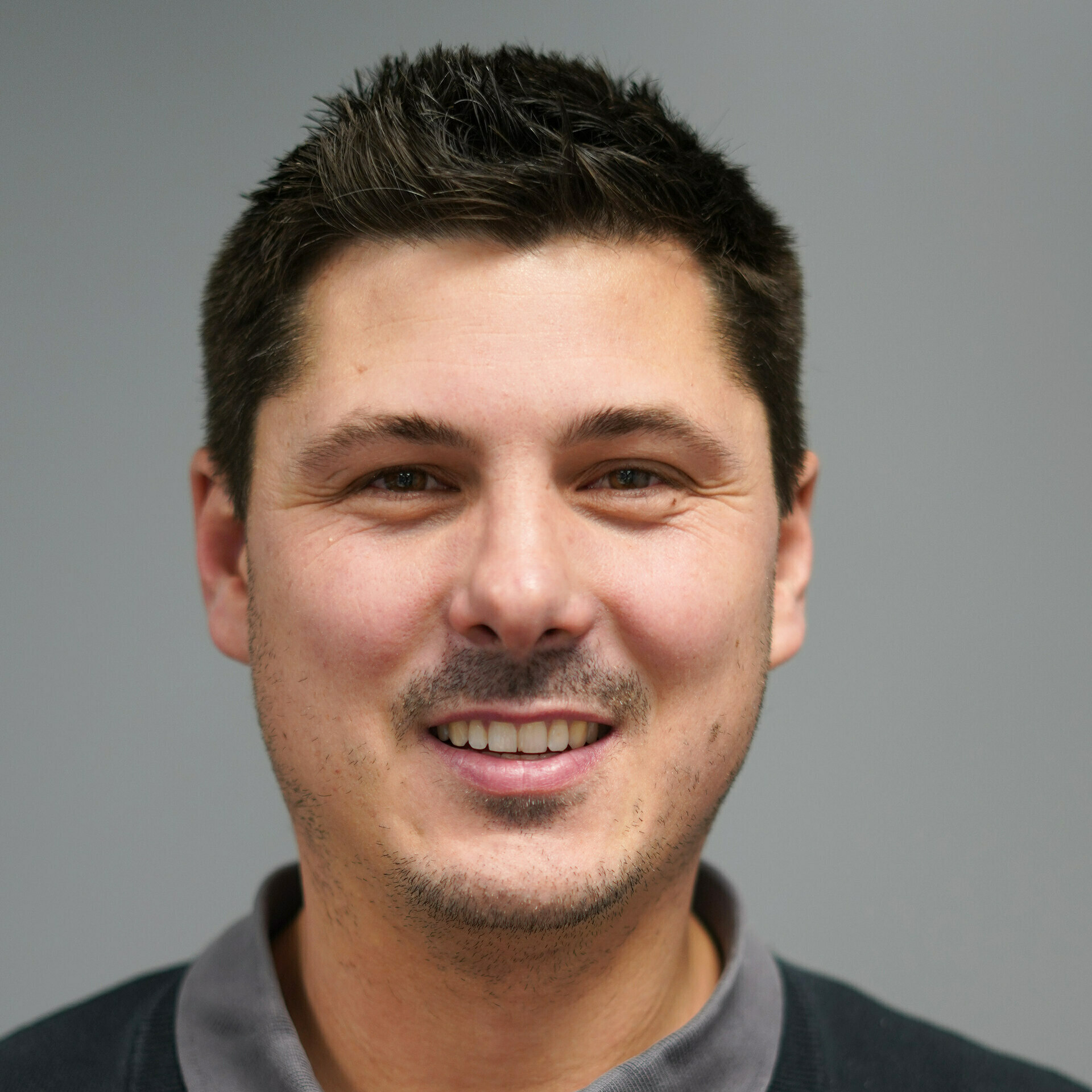 Herrenportrait vor einer weißen Wand