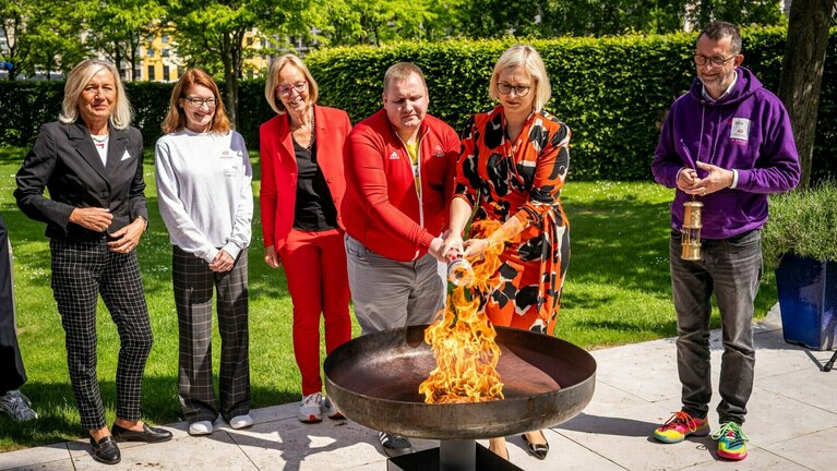 Entzündung der Special Olympics Fackel in Berlin auf dem Weg zu den Nationalen Spielen ins Saarland
