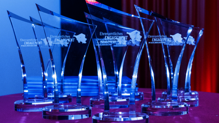 Auszeichnungspokale des Ehrenamtspreises auf einem Tisch angeordnet