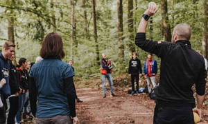 Personen führen eine Diskussion