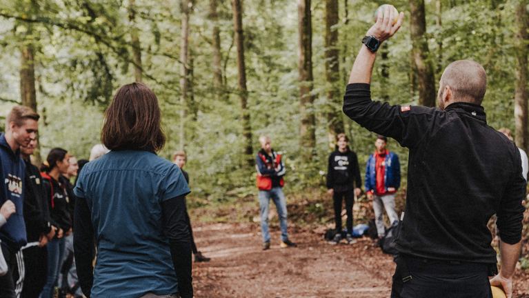 Personen führen eine Diskussion
