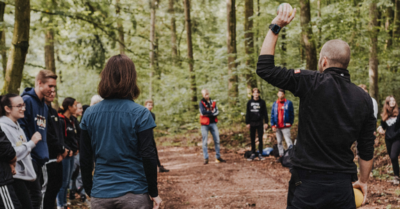 Personen führen eine Diskussion im Wald