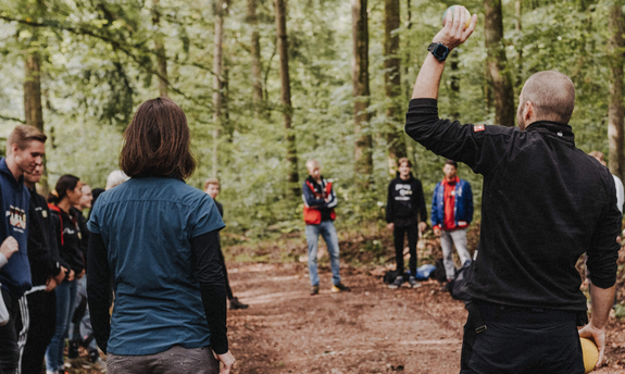 Personen führen eine Diskussion