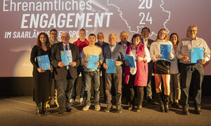 Gruppenfoto mit den Preisträger*innen des LSVS-Ehrenamtspreises in 2024