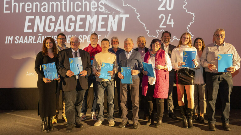 Gruppenfoto mit den Preisträger*innen des LSVS-Ehrenamtspreises in 2024