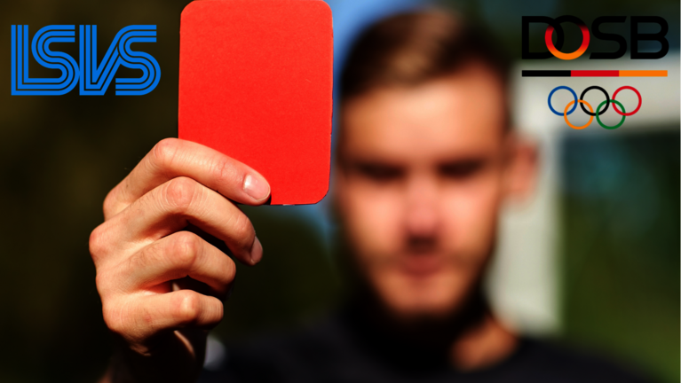 Ein Mann hebt eine rote Karte