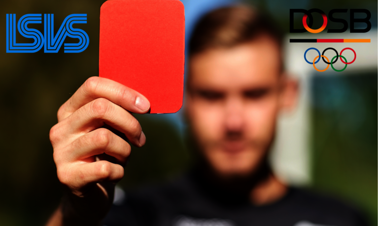 Ein Mann hebt eine rote Karte