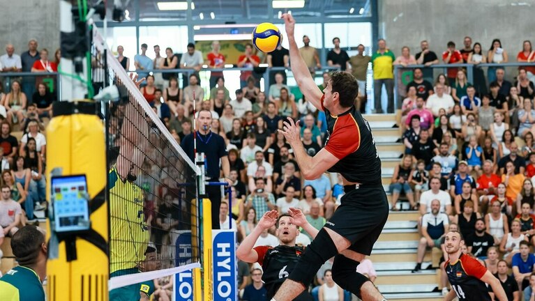 ein deutscher national spieler spielt den ball in der wm tunier weiter