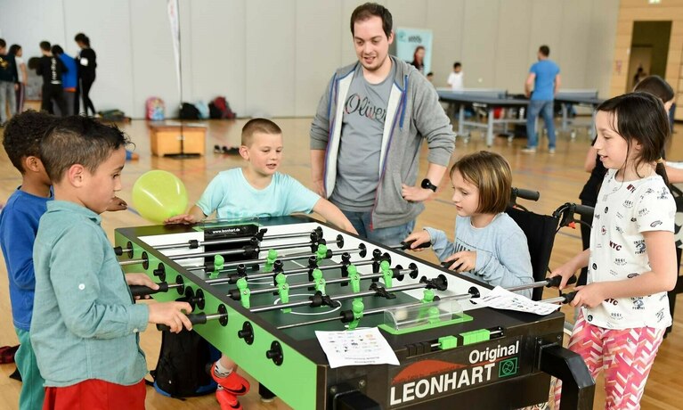 Kinder spielen tischfußball