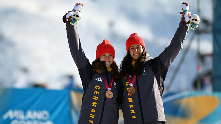 Bronze-Medaillengewinnerin Johanna Recktenwald (rechts) und ihr Guide Emily Weiss bei der Siegerehrung 