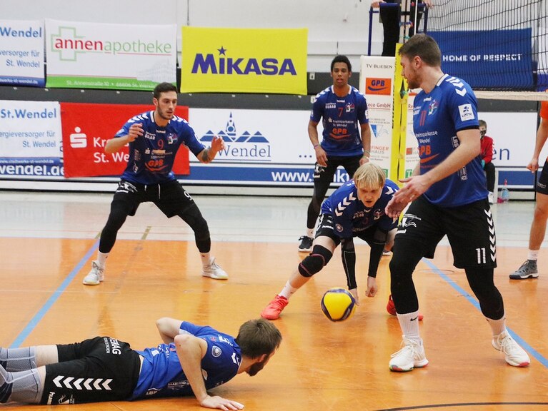 Volleyballer im Spiel.