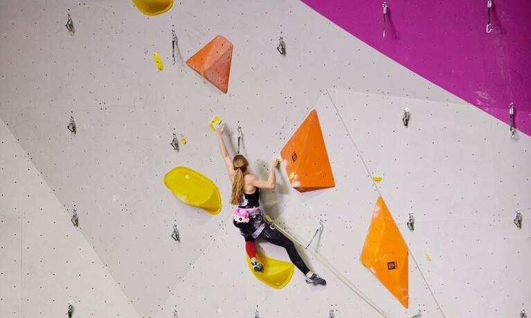 Kletter-Athletin in Boulderwand