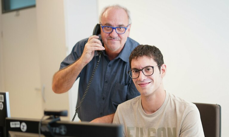 Dietmar Keller am Telefon mit Philipp Ferring am PC