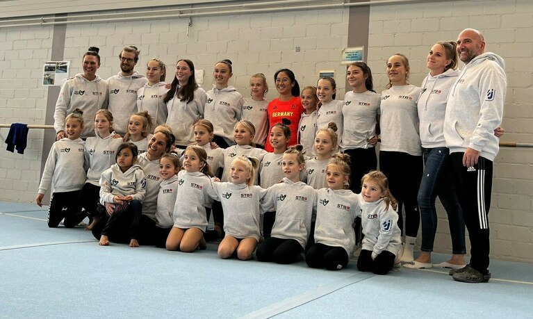 eine turngruppe in einer halle