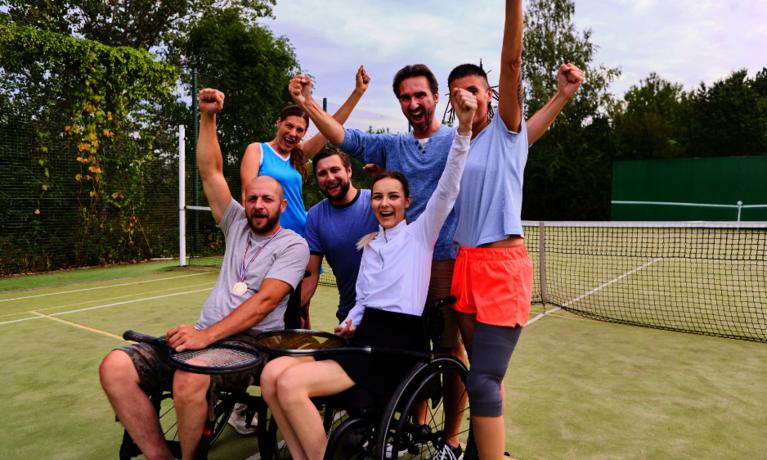 ein Unified-Tennis-Team jubelt auf dem Tennisplatz