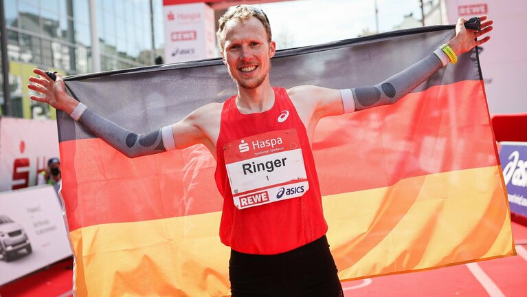 Marathonläufer Richard Ringer im Ziel des Hamburg-Marathons.