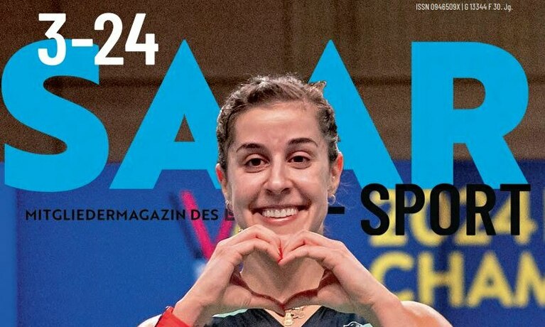 eine sportlerin die ein herz zeigt