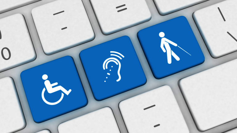 Eine Computer-Tastatur mit Symbolen für Rollstuhlfahrer, Hörbeeinträchtige und Sehbeeinträchtigte auf der Tastatur