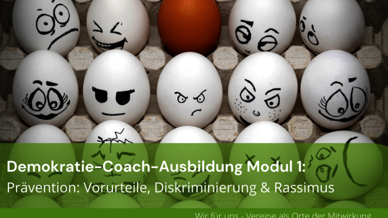 Eierkarton mit verschieden farbenen Eier und angemalten Gesichertn