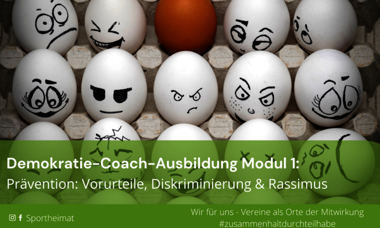 Eierkarton mit verschieden farbenen Eier und angemalten Gesichertn