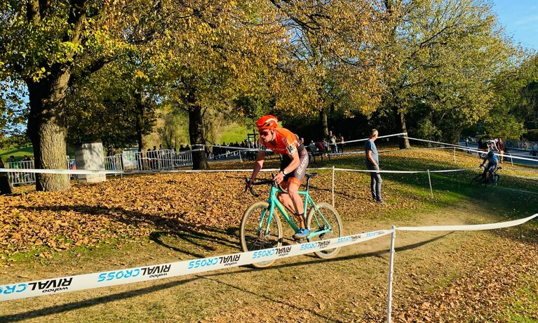 Radsportler auf der Rennstrecke.